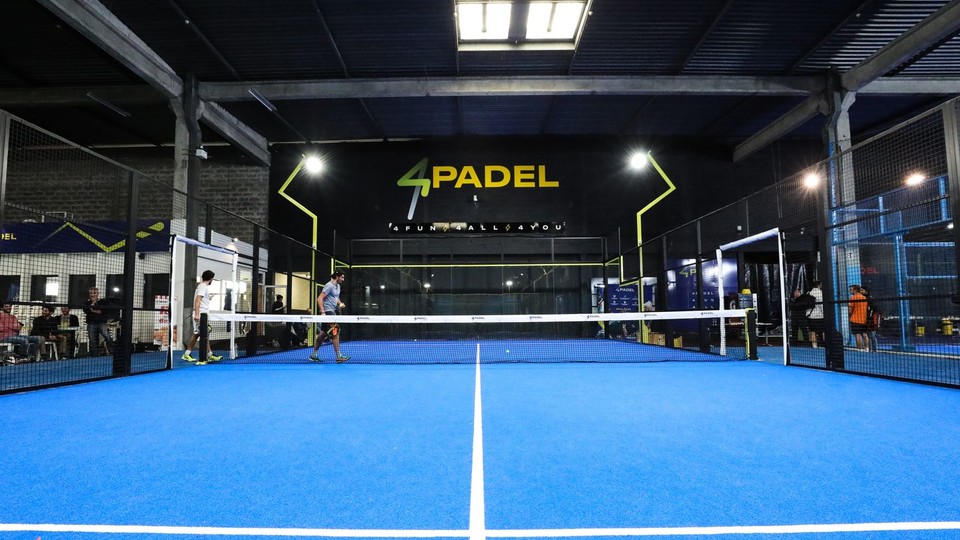 Le padel, le nouveau sport intense, ludique et convivial