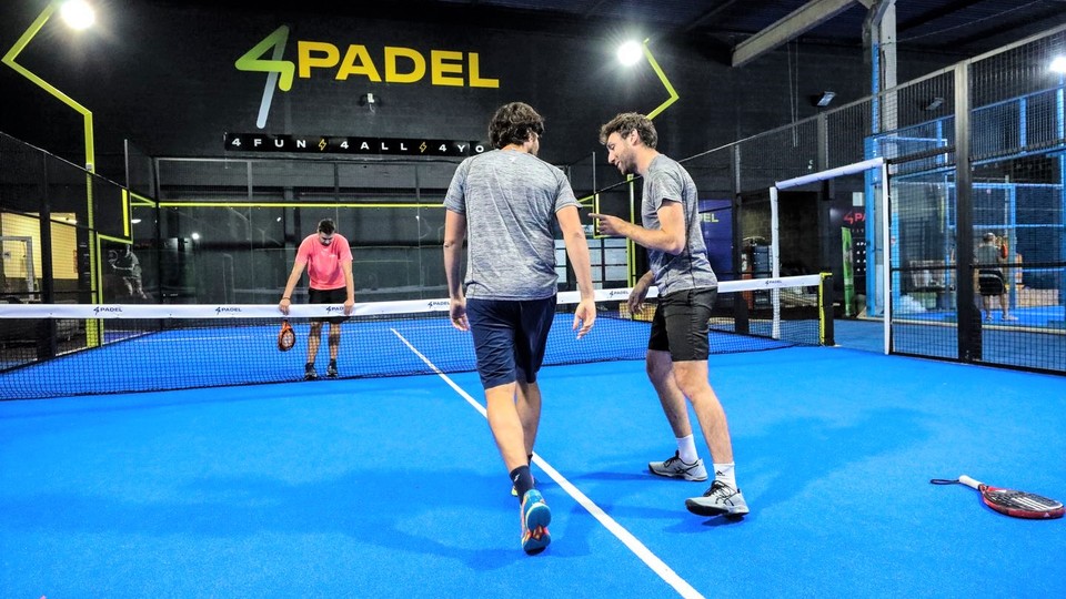 Le padel, le nouveau sport intense, ludique et convivial