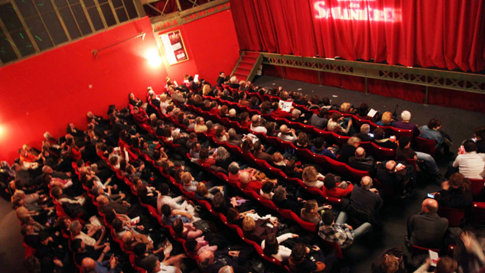 Une salle chaleureuse de 280 fauteuils