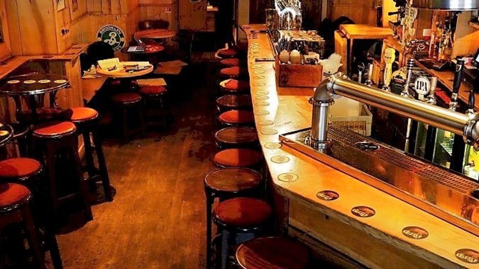 Bar éco-responsable proposant un large choix de bières et cocktails 